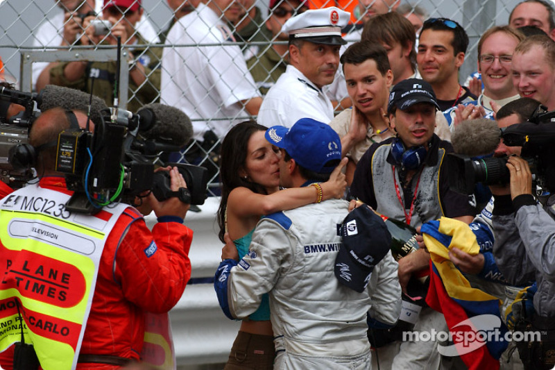 Ganador d ela carrera Juan Pablo Montoya celebra el triunfo con Connie