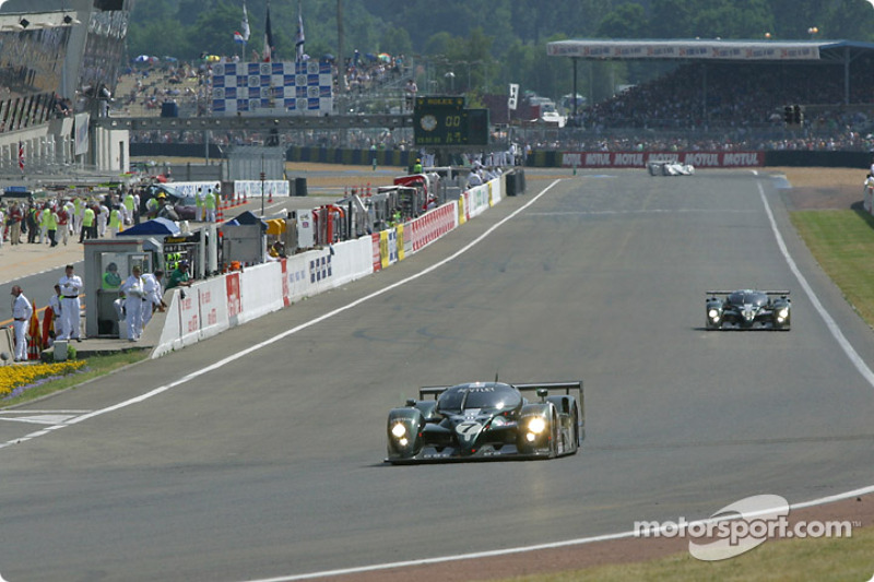 #7 Team Bentley Bentley Speed 8: Tom Kristensen, Rinaldo Capello, Guy Smith, und #8 Team Bentley Ben