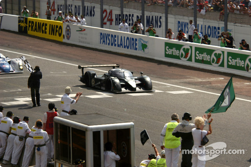 #8 Team Bentley Bentley Speed 8: Johnny Herbert, David Brabham, Mark Blundell takes checkered flag