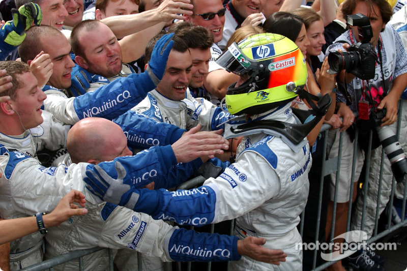 Yarış galibi Ralf Schumacher kutlama yapıyor