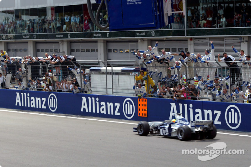 Yarış galibi Ralf Schumacher greeted by Williams-BMW takım elemanları