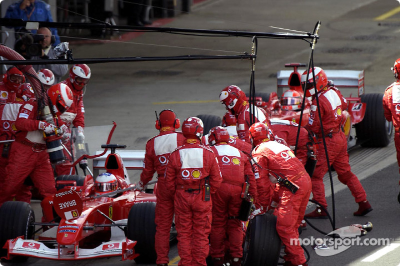 Rubens Barrichello y Michael Schumacher en el pit