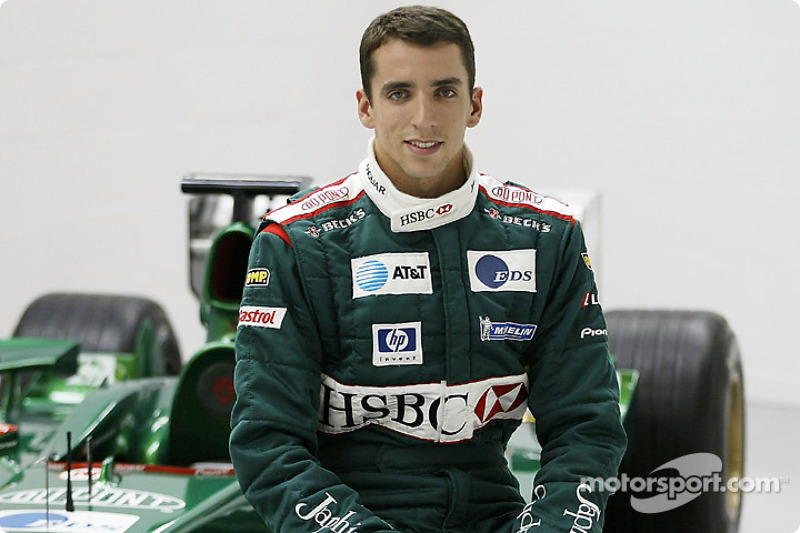 Justin Wilson pose avec la Jaguar F1 après son transfert de Minardi à Jaguar Racing à l’usine Jaguar Racing à Milton Keynes