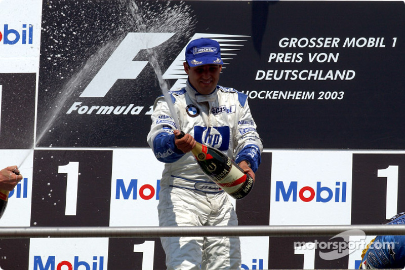 Podium: champagne para el ganador de la carrera Juan Pablo Montoya