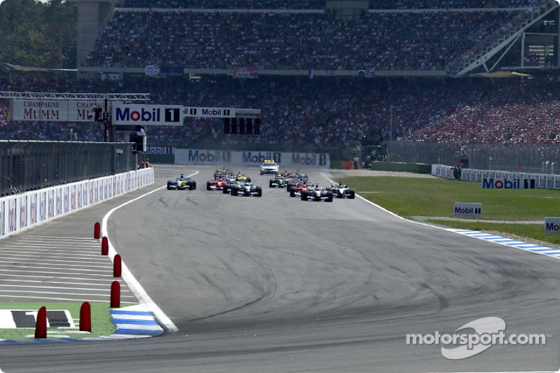 start: Juan Pablo Montoya takes lead