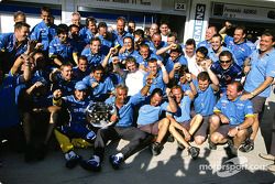 El ganador Fernando Alonso celebra con Flavio Briatore