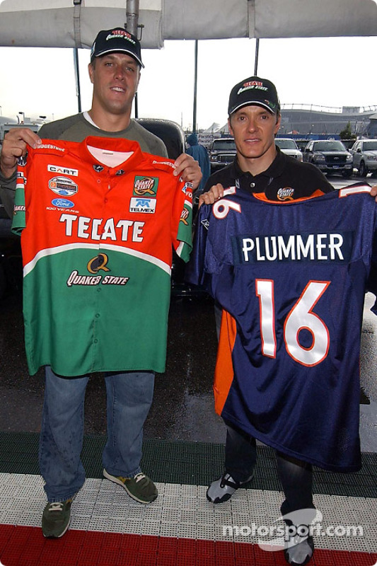 Jake Plummer, quaterback des Broncos de Denver, rend visite à Adrian Fernandez