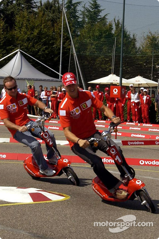 Vodafone scooter cup: Michael Schumacher ve Rubens Barrichello