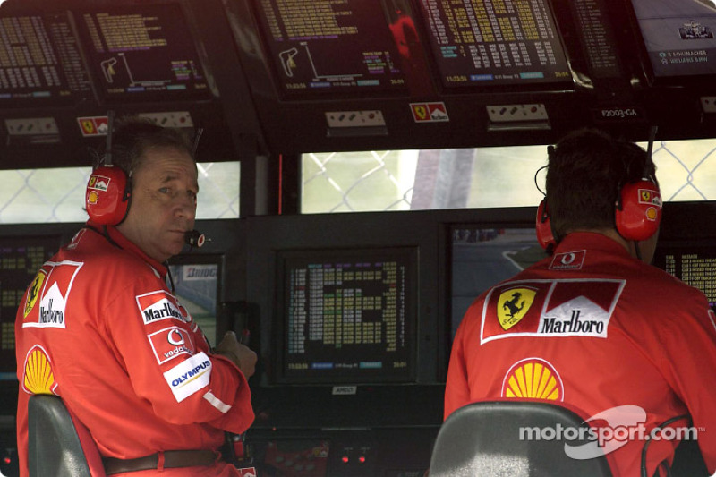 Jean Todt en el muro de pits de Ferrari