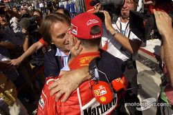 Michael Schumacher celebra la pole position con Luca di Montezemolo