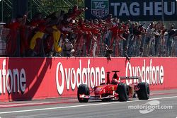 Ganador de la carrera Michael Schumacher celebra