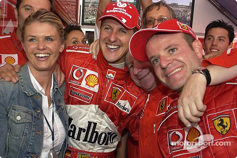 Ganador de la carrera Michael Schumacher celebrar con esposa Corinna, Jean Todt y Rubens Barrichello