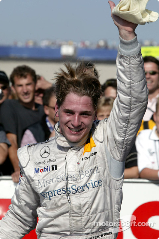 Racewinnaar Christijan Albers viert de overwinning
