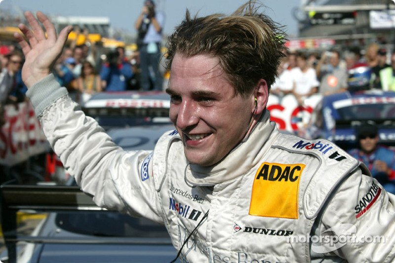 Racewinnaar Christijan Albers viert de overwinning