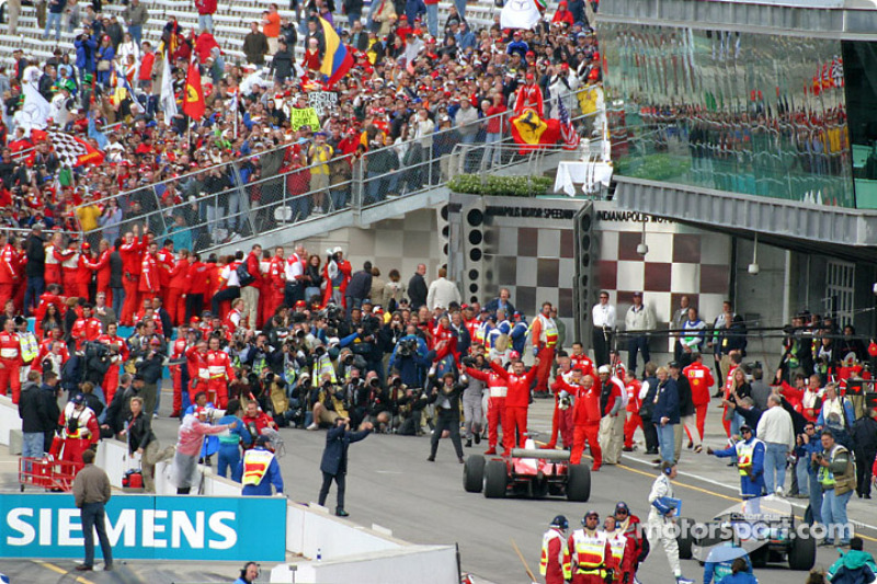 Michael Schumacher llega al Parc Fermé