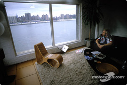 Jacques Villeneuve se relaja en un loft de Nueva York