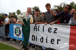 Didier Auriol pose avec ses fans