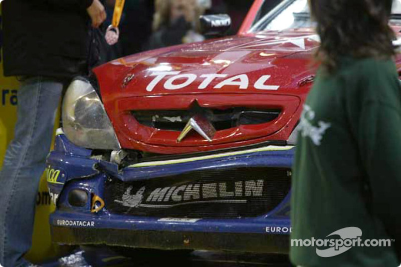 La voiture endommagée de Carlos Sainz