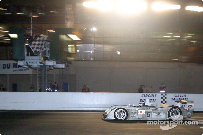 Seiji Ara bajo la bandera a cuadros con el #5 de Audi Sport Japan