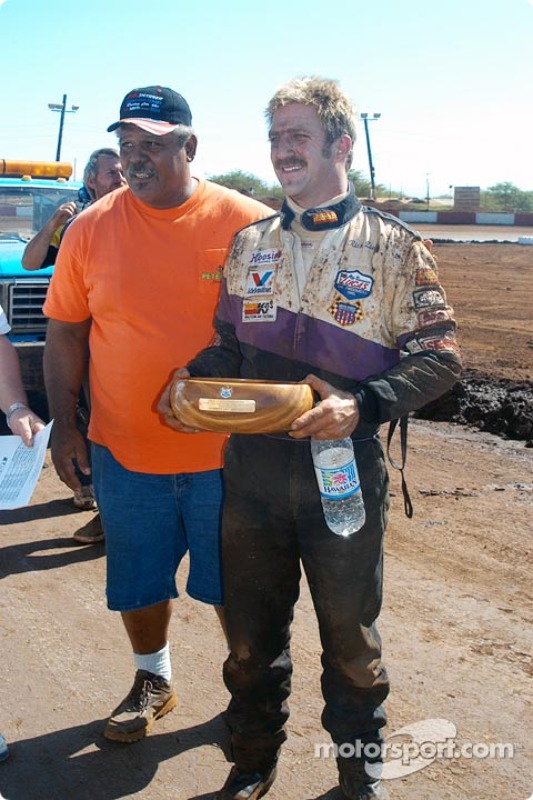 Jerry Apana, propriétaire du Hawaii Motor Speedway, donne à Rick Ziehl le trophée de la deuxième place