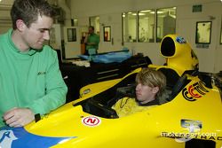 Nick Heidfeld moule son baquet à l'usine Jordan