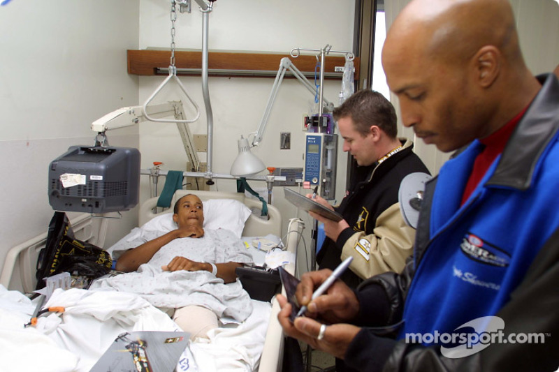 Jerry Nadeau avec le pilote de NHRA Reggie Showers, pendant une visite au Walter Reed Army Medical C