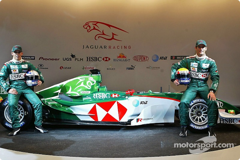 Christian Klien y Mark Webber posan con el nuevo Jaguar R5