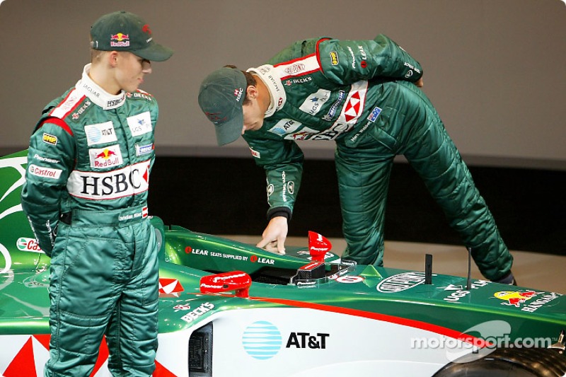Christian Klien ve Mark Webber pose ve yeni Jaguar R5