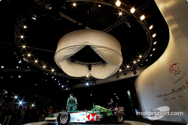 Mark Webber ve Christian Klien pose ve yeni Jaguar R5