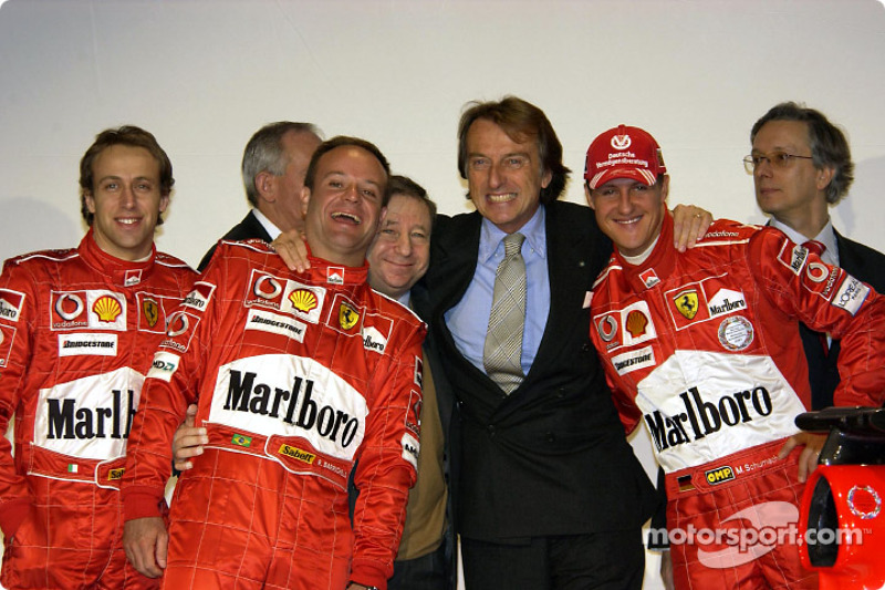 Luca Badoer, Rubens Barrichello, Jean Todt, Luca di Montezemelo ve Michael Schumacher ve yeni Ferrari F2004