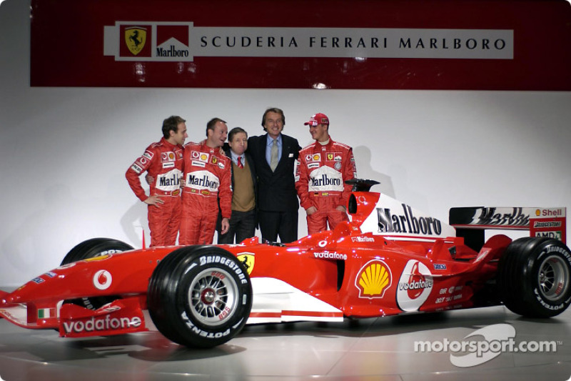 Luca Badoer, Rubens Barrichello, Jean Todt, Luca di Montezemelo ve Michael Schumacher ve yeni Ferrari F2004