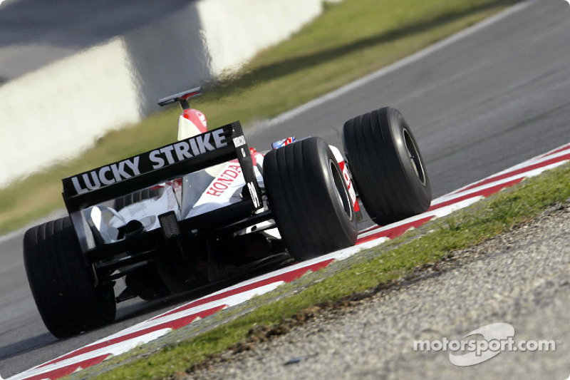 Jenson Button test ediyoryeni BAR 006