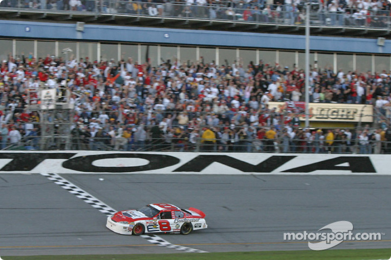 Mas a glória total viria 2004, quando Junior conquistou sua primeira Daytona 500 da carreira.