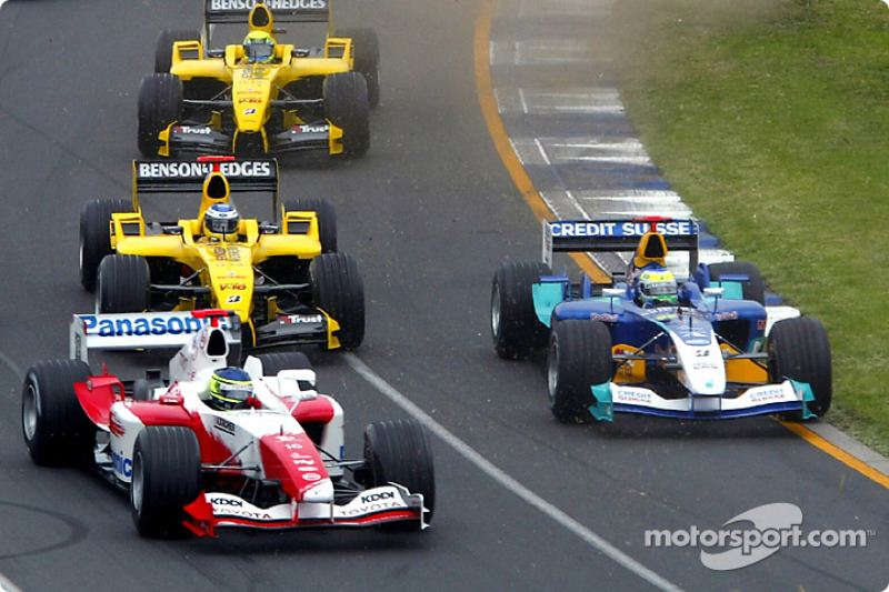 Primera curva: Cristiano da Matta lucha con Giancarlo Fisichella
