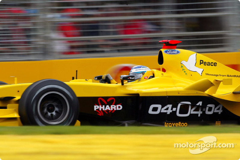 Antes mesmo do primeiro fim de semana da história da F1 no Bahrein, a Jordan já anunciava a prova em seus carros nos GPs da Malásia e da Austrália com a data, da corrida no dia 4 de abril de 2004, ou seja, em 04/04/04.