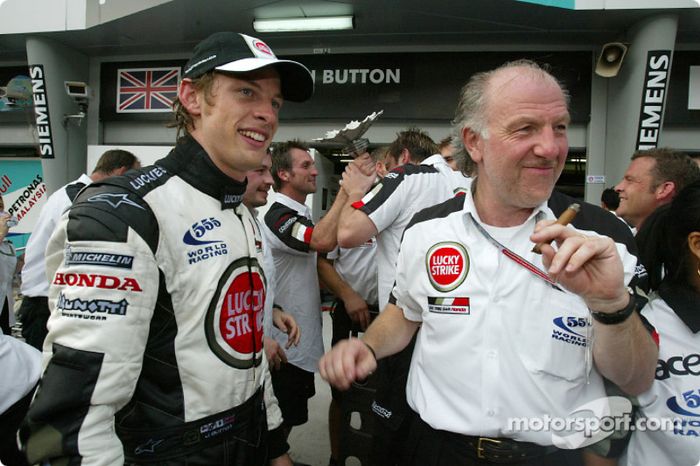 Jenson Button celebra tercer lugar con David Richards