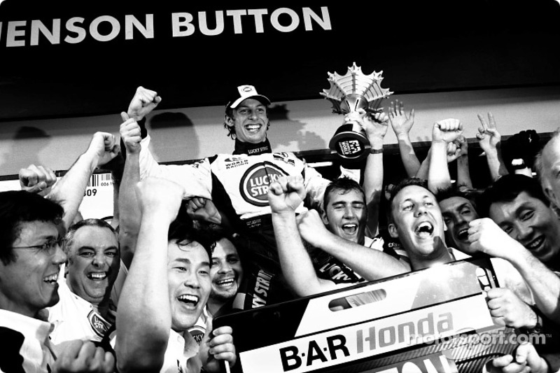 Jenson Button celebrates with his team