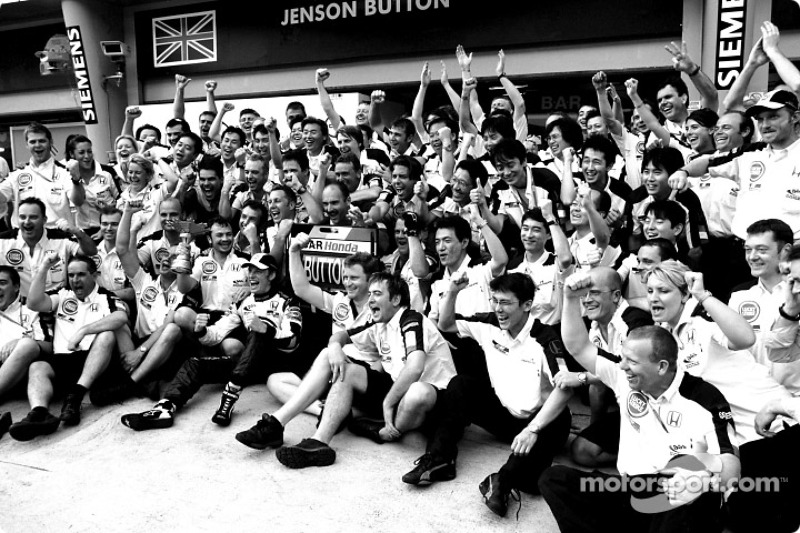 Jenson Button celebrates with his team
