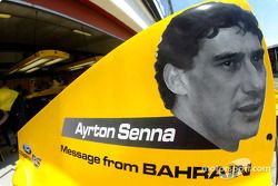 Homenaje a Ayrton Senna en la cubierta del motor Jordan