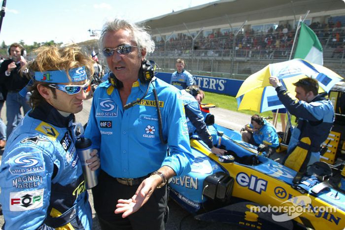 Jarno Trulli y Flavio Briatore en la parrilla de salida