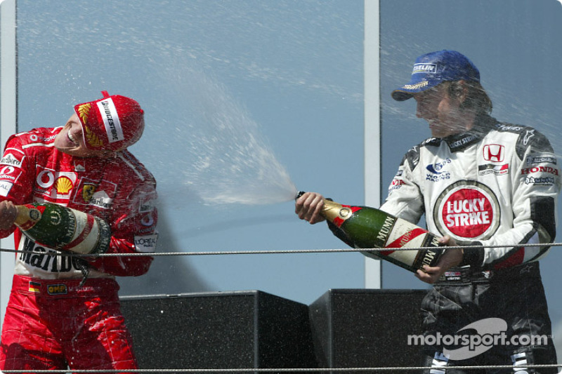 Podio: ganador Michael Schumacher y Jenson Button