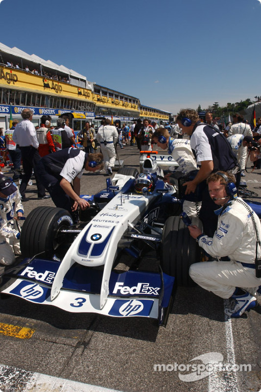 Juan Pablo Montoya en la parrilla de salida