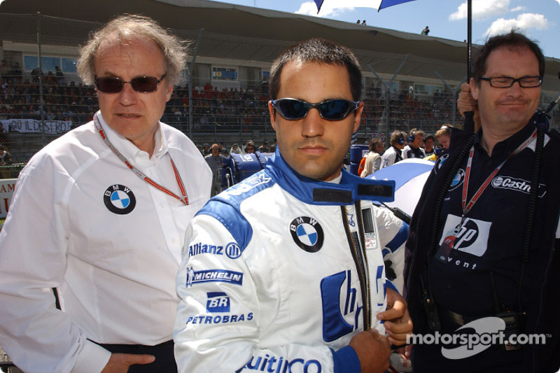 Miembro de la Junta de Desarrollo del Grupo BMW, el profesor Burkard Goeschel con Juan Pablo Montoya en la salida