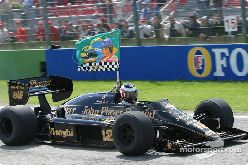 Gerhard Berger conduce el Lotus de Ayrton Senna en el circuito de Imola en homenaje a su amigo perdi