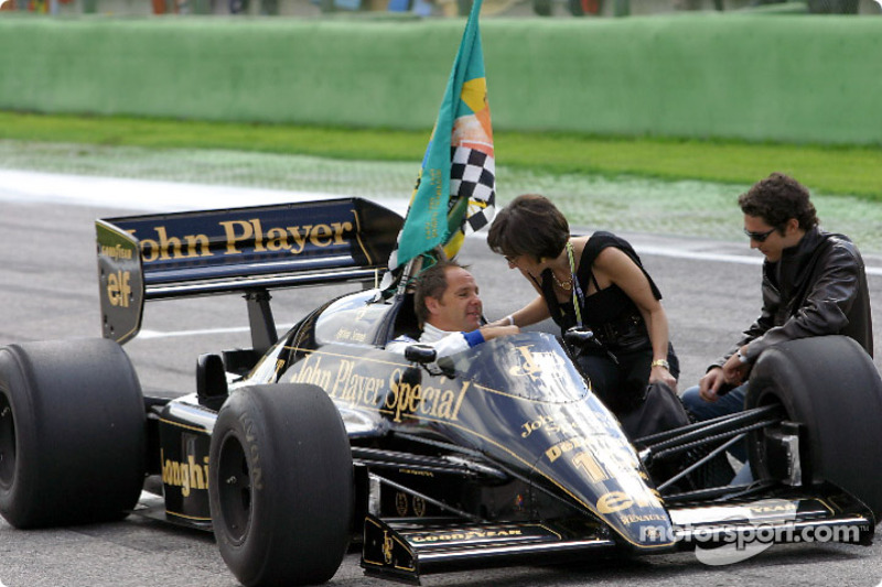 Gerhard Berger con la hermana de Ayrton Senna Viviane y su hijo Bruno