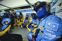 Los miembros del equipo de Renault F1 esperan en el pitstop