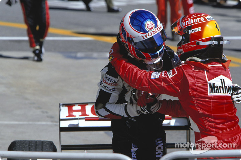 Ganador de la carrera, Michael Schumacher y Jenson Button se felicitan el uno al otro