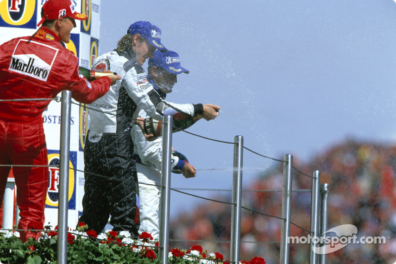 Podio: ganador Michael Schumacher, Jenson Button y Juan Pablo Montoya