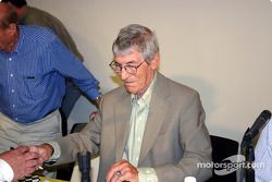 Vic Elford signing autographs