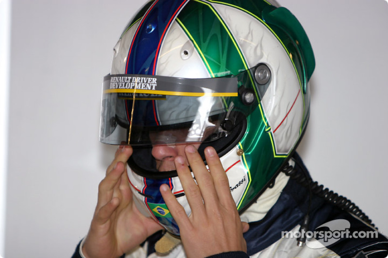 Um dos grandes nomes do kart brasileiro de seu tempo, Di Grassi estreou no automobilismo em 2002, na F-Renault Brasil. Venceu duas provas (Londrina e Jacarepaguá) e acabou como vice-campeão.